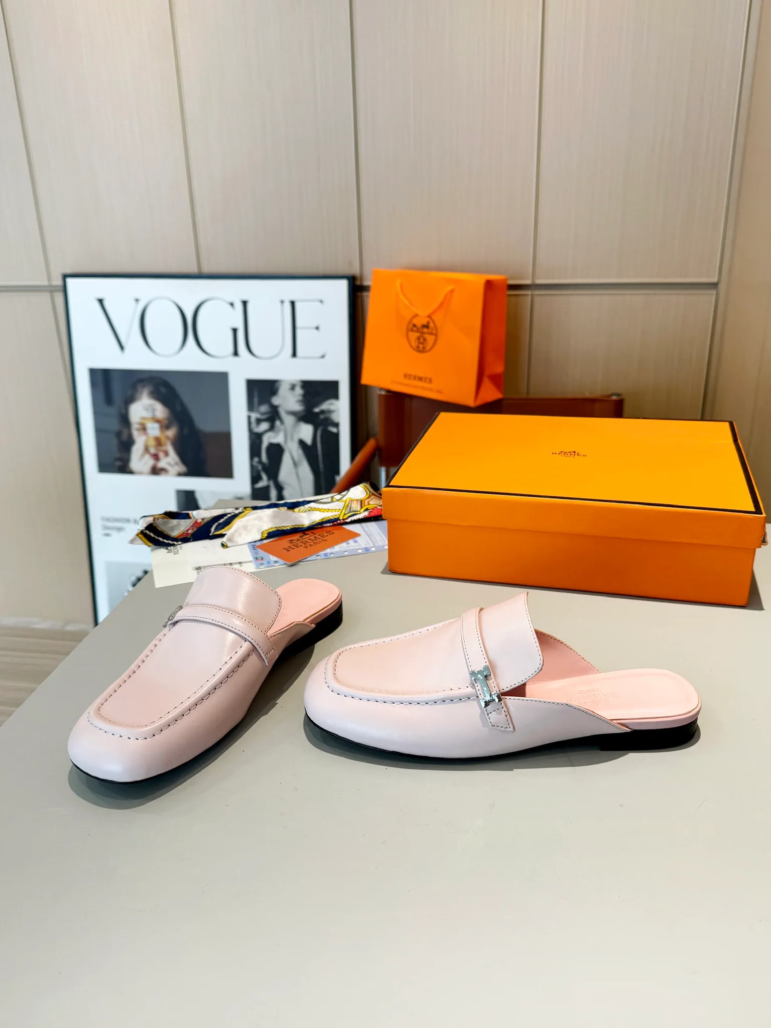 👟👟Ex-factory price 520👟👟 Hermes Groupie square-toe H-buckle mules, half-drag high heels and flat heels; the foot feel at the counter is invincible, groupie Mule shoes are made of h-buckle canvas and calfskin with mini silver Paris shoe buckles and contrasting piping. They are super beautiful in real life. Upper: imported original calfskin/original molded fabric. Lining: sheepskin. Outsole: Italian genuine leather outsole. Original packaging. Heel height: 5cm and 2 types of flat heel. Size: 35-41 (customized in size 42). Color: 6 colors.